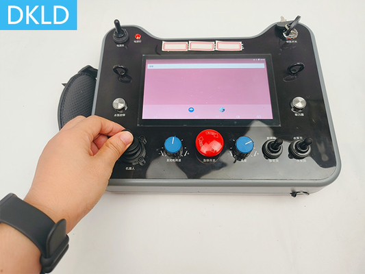7 inçlik bir Android endüstriyel tablet tarzı kemer tarzı joystick tarzı endüstriyel kablosuz uzaktan kumanda ile donatılmış
